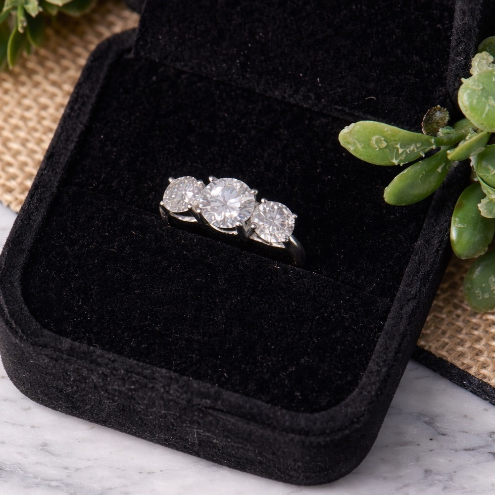 Stunning Silver Women's Ring with Sparkling Stones